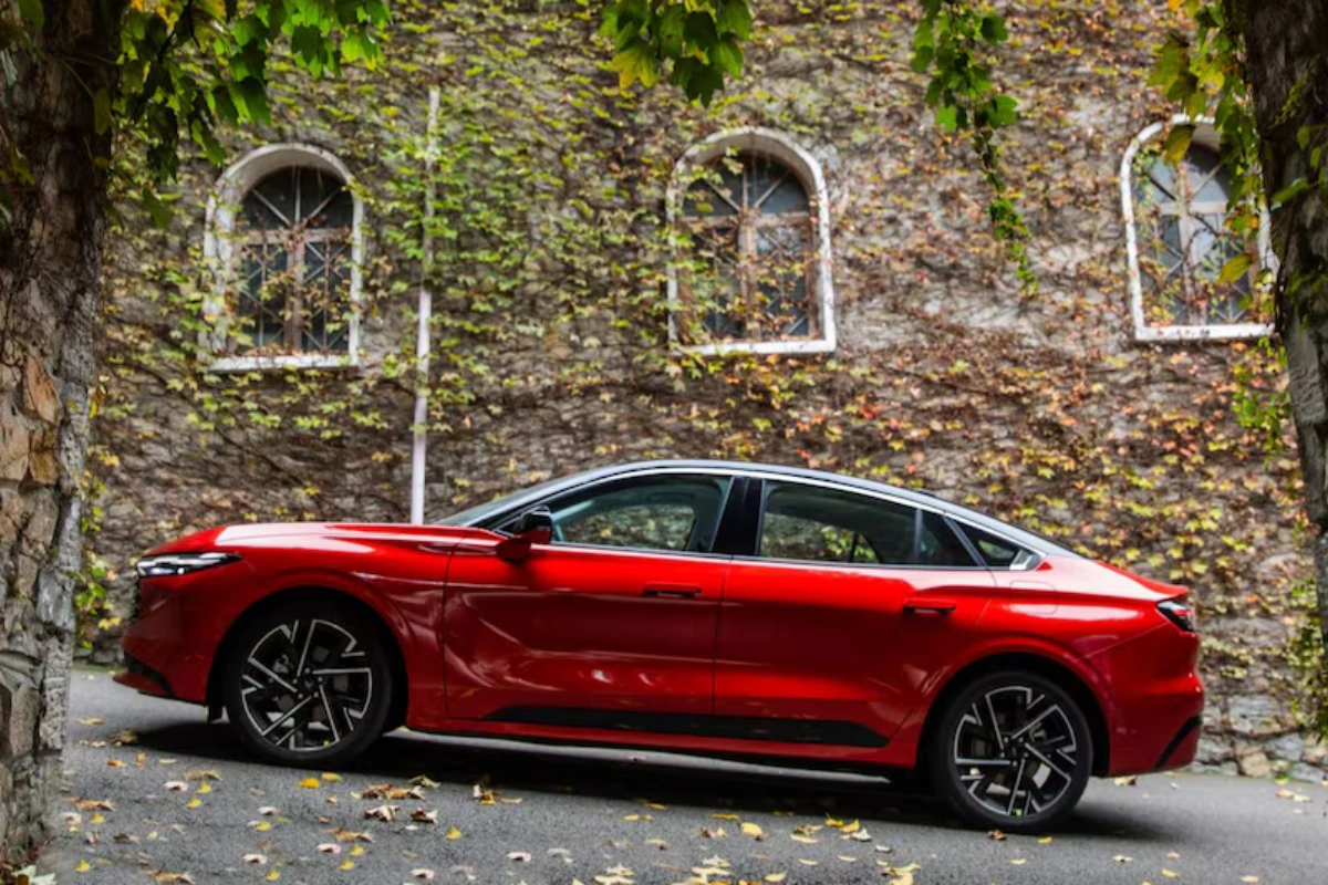 2026 Ford Mondeo Zijprofiel Tegen Historische Architectuur
