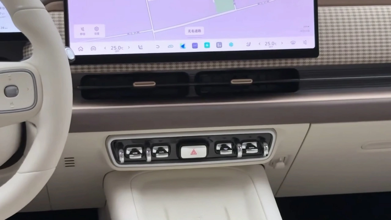 2026 GWM Ora 5 Fysieke Schakelknoppen met Chroom Afwerking