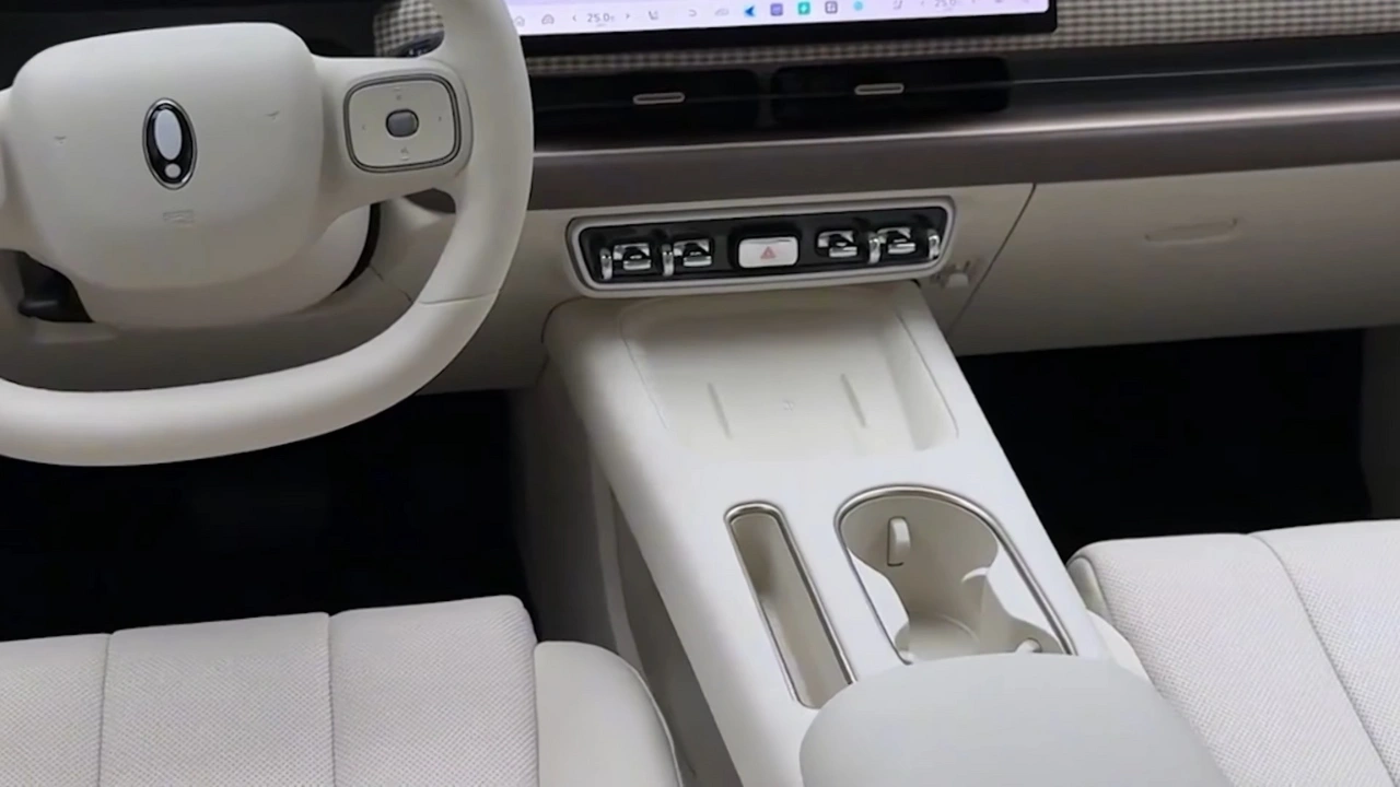 2026 GWM Ora 5 Middenconsole met Draadloos Snellaad Paneel