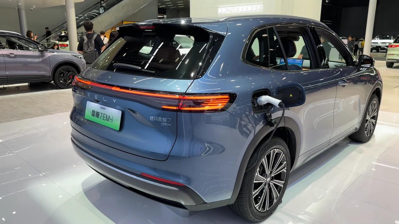2026 Geely Galaxy Starship 7 EM-i Achteraanzicht met Plug-in Hybride Oplaadpoort