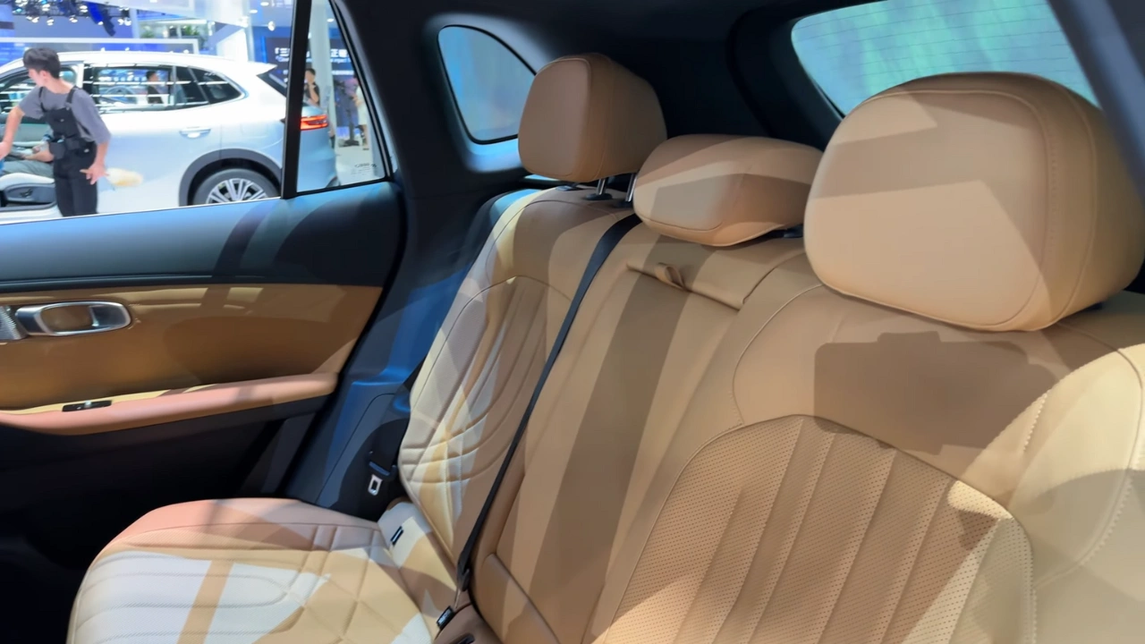 2026 Geely Galaxy Starship 7 EM-i Achterbank Zijaanzicht met Premium Bekleding