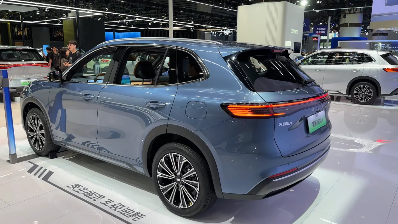 2026 Geely Galaxy Starship 7 EM-i Achterkant Driekwart Design Aanzicht