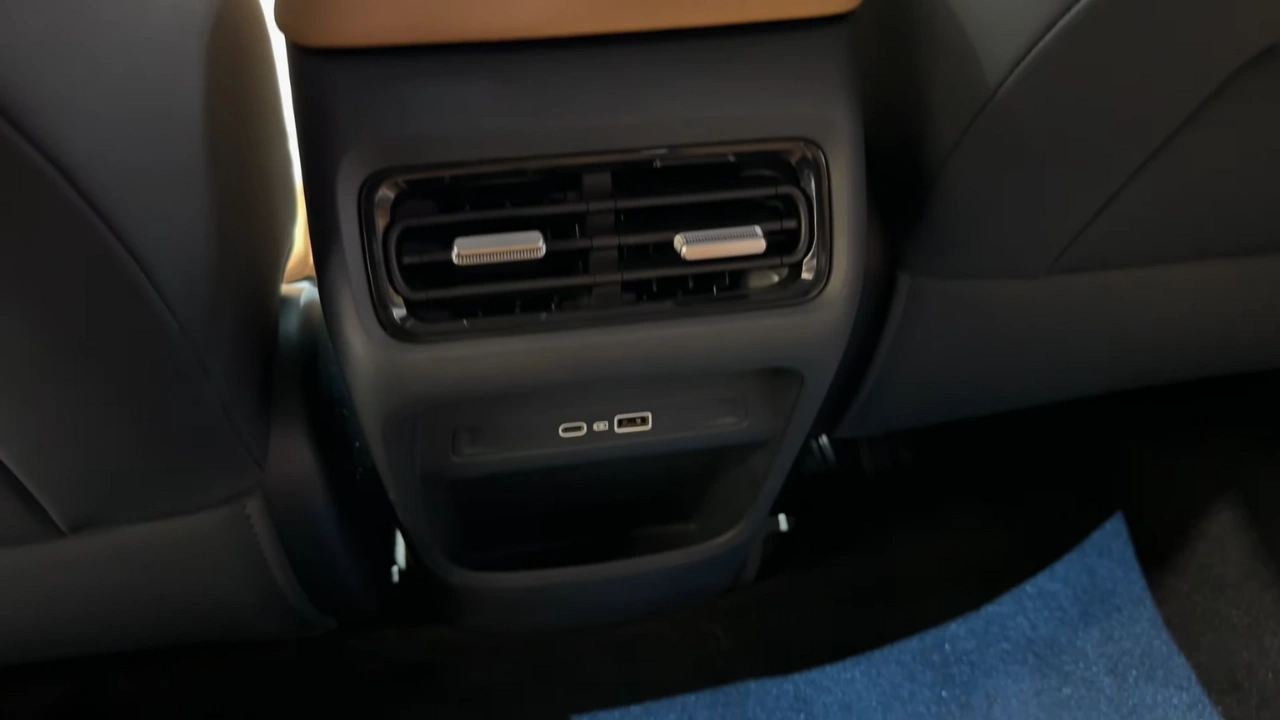 2026 Geely Galaxy Starship 7 EM-i Achterste Luchtroosters en USB-oplaadpoorten