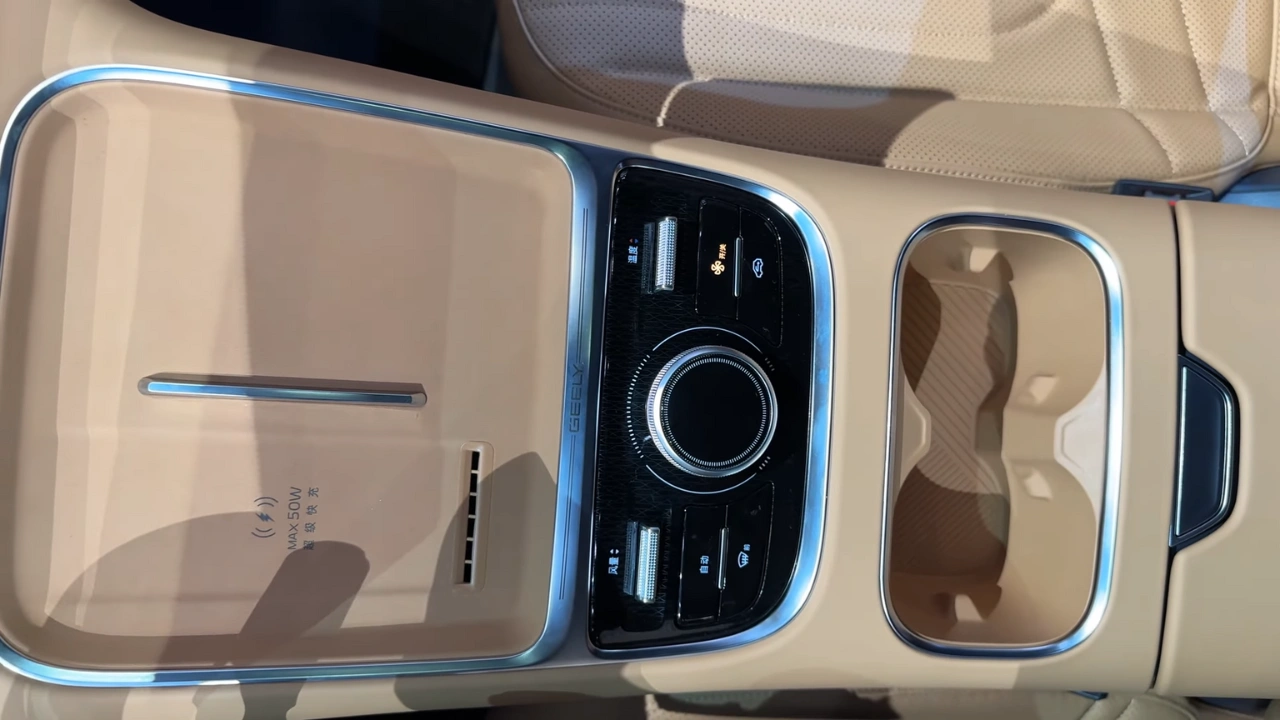 2026 Geely Galaxy Starship 7 EM-i Middenconsole met Draadloze Oplaadpads