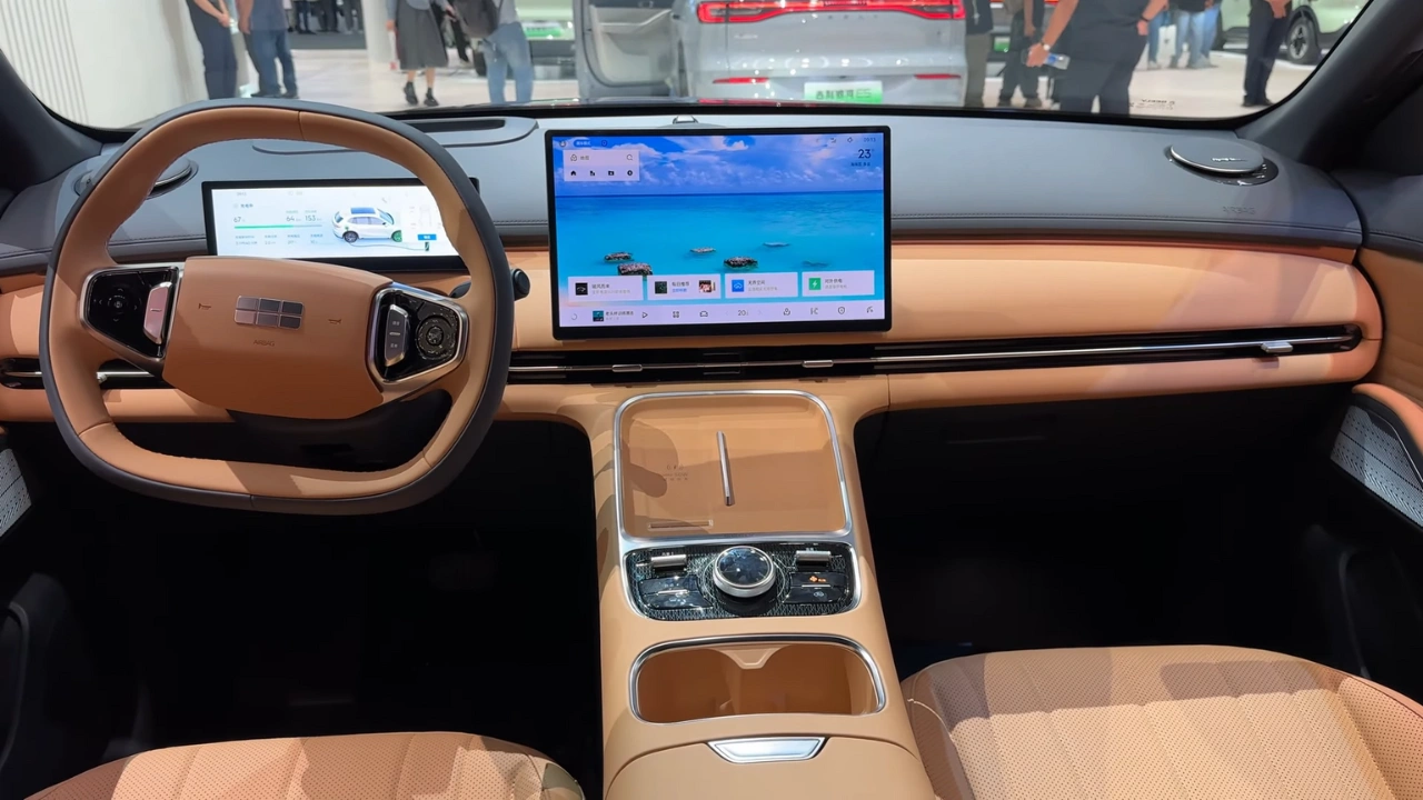 2026 Geely Galaxy Starship 7 EM-i Volledig Dashboard Groothoek Interieur Aanzicht