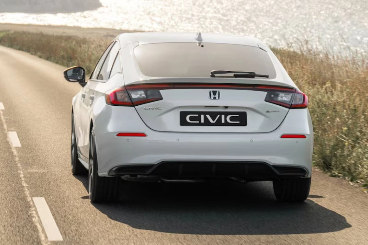 2026 Honda Civic Facelift - Achter Driekwart Ontwerp Aanzicht