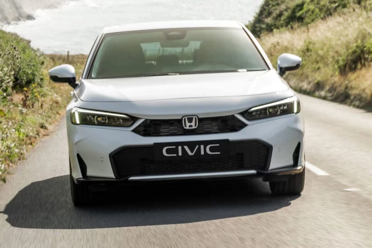 2026 Honda Civic Facelift - Direct Voor Aanzicht op Landweg
