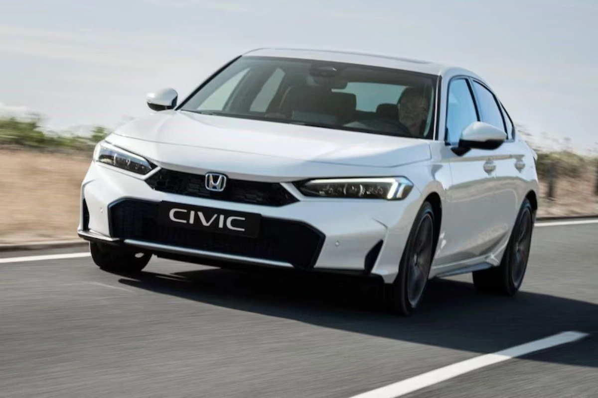 2026 Honda Civic Facelift - Voor Driekwart Actie Shot op Snelweg