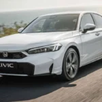 2026 Honda Civic Facelift in Platinum White Pearl - Voor Driekwart Dynamisch Aanzicht