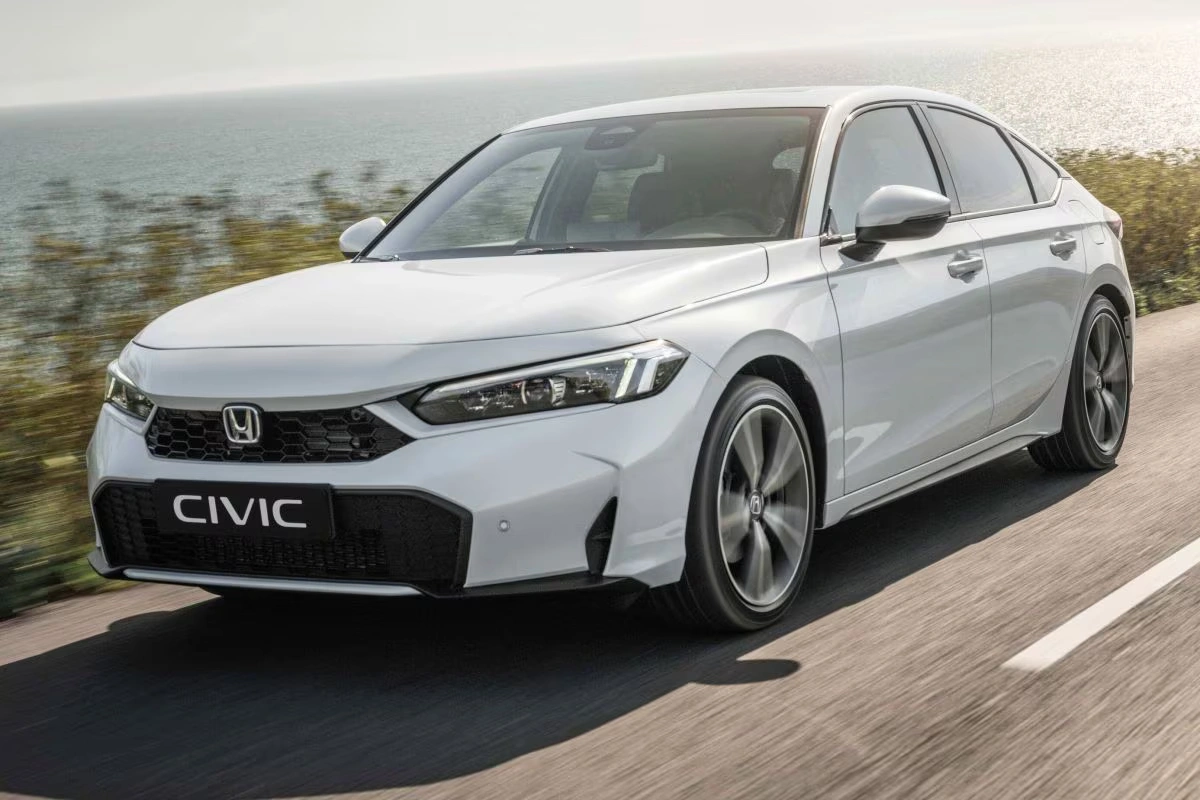 2026 Honda Civic Facelift in Platinum White Pearl - Voor Driekwart Dynamisch Aanzicht