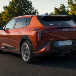 2026 Kia EV4 Achter Driekwart Aanzicht tijdens het Gouden Uur