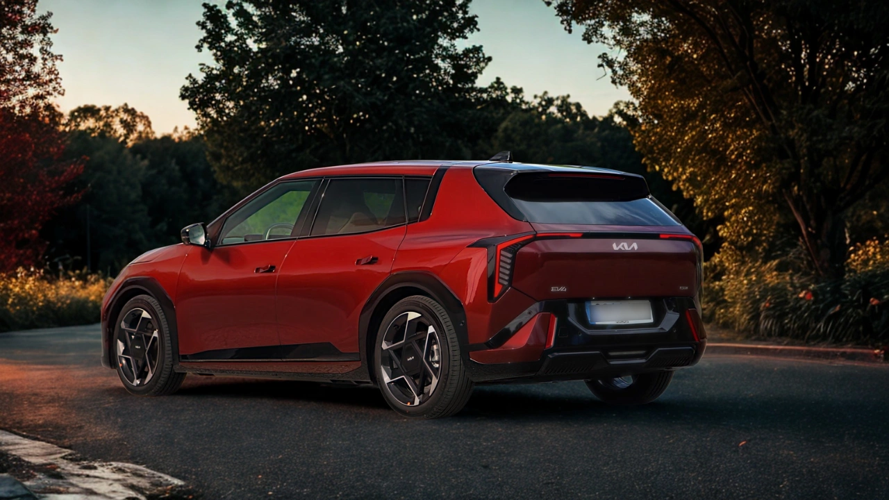 De 2026 Kia EV4 GT-Line toont zijn kenmerkende achterkant met verbonden LED-achterlichten en sportieve fastback daklijn