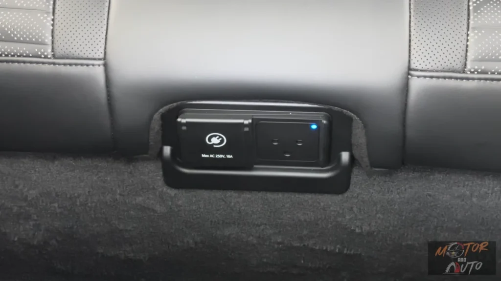 De 2026 Kia EV4 heeft een achter 230V AC stroomuitgang (Max AC 350V, 16A) voor het opladen van apparaten of het voeden van apparatuur