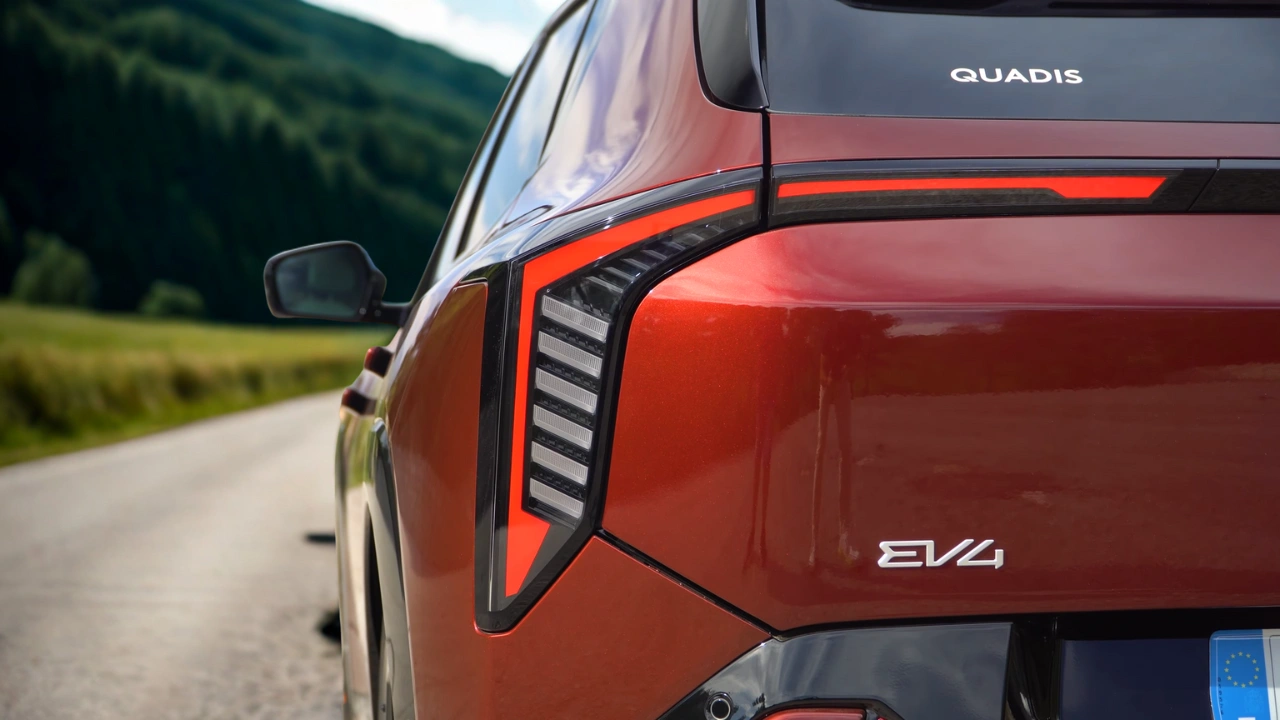 Close-up van het kenmerkende verticale LED-achterlichtontwerp van de 2026 Kia EV4 met onderscheidend geometrisch patroon