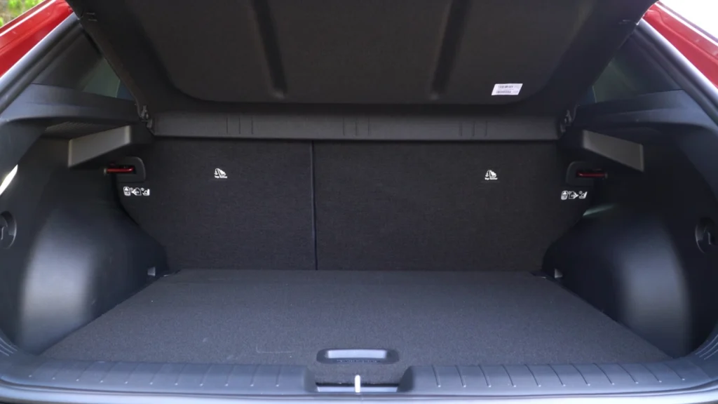 De 2026 Kia EV4 biedt praktische bagageruimte met vlakke laadvloer en neerklapbare achterbank voor veelzijdige opslag