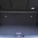 De 2026 Kia EV4 biedt praktische bagageruimte met vlakke laadvloer en neerklapbare achterbank voor veelzijdige opslag