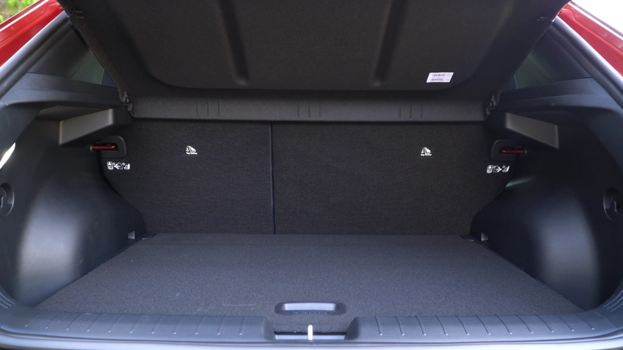 De 2026 Kia EV4 biedt praktische bagageruimte met vlakke laadvloer en neerklapbare achterbank voor veelzijdige opslag