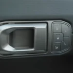 2026 Kia EV4 Bedieningselementen Voorste Deurpaneel en Knoppen Stoelverwarming