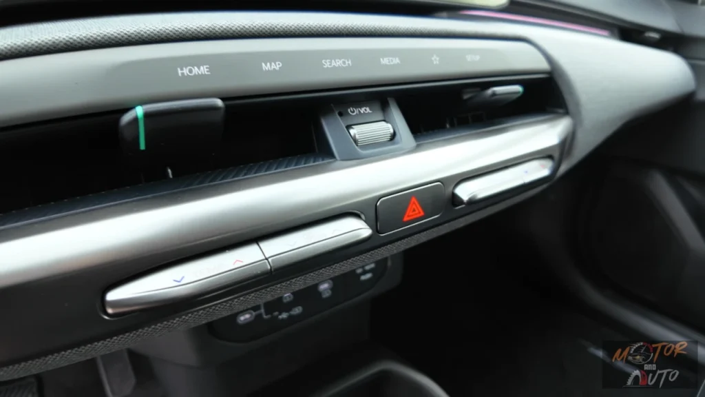Het dashboard van de 2026 Kia EV4 heeft een modern middenpaneel met HOME, MAP, SEARCH, MEDIA knoppen en geïntegreerde volumeknop