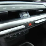 Het dashboard van de 2026 Kia EV4 heeft een modern middenpaneel met HOME, MAP, SEARCH, MEDIA knoppen en geïntegreerde volumeknop