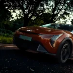 De 2026 Kia EV4 vastgelegd in beweging, met nadruk op zijn aerodynamische frontontwerp en opvallende LED-verlichtingssignatuur