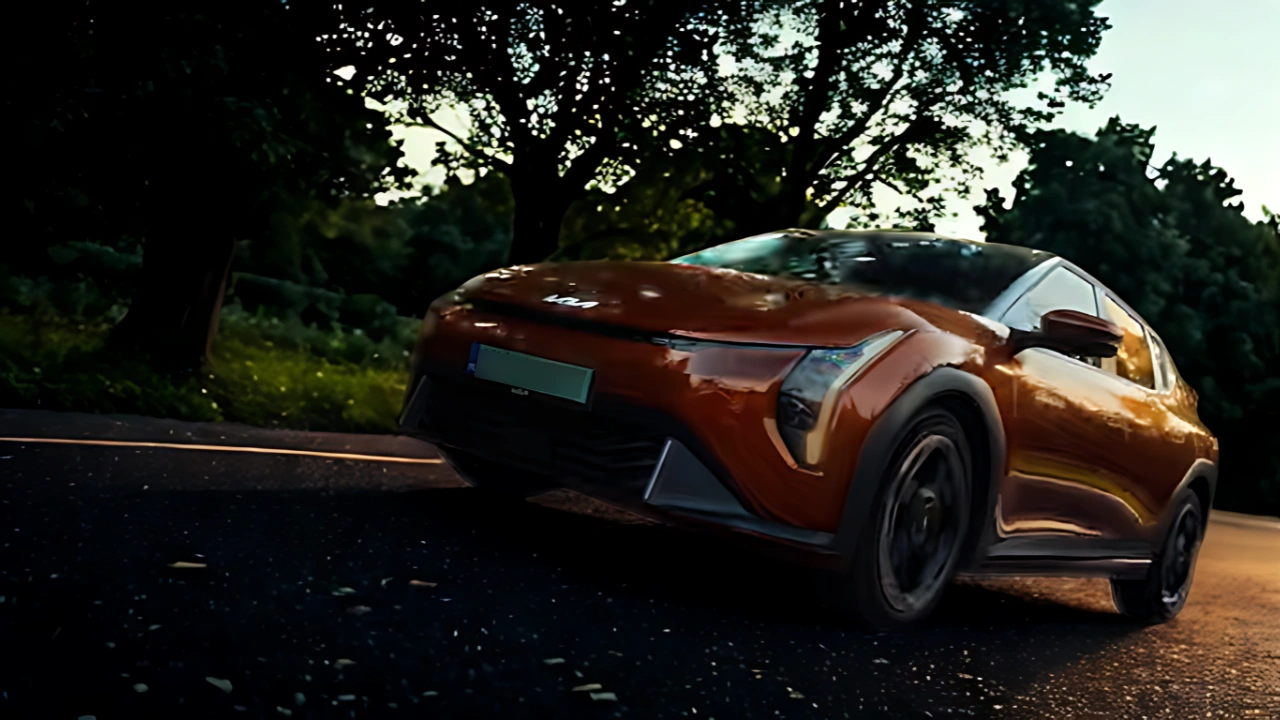 De 2026 Kia EV4 vastgelegd in beweging, met nadruk op zijn aerodynamische frontontwerp en opvallende LED-verlichtingssignatuur