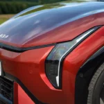 De 2026 Kia EV4 heeft een futuristisch front met kenmerkende verticale LED-koplampen en Kia's nieuwe logo
