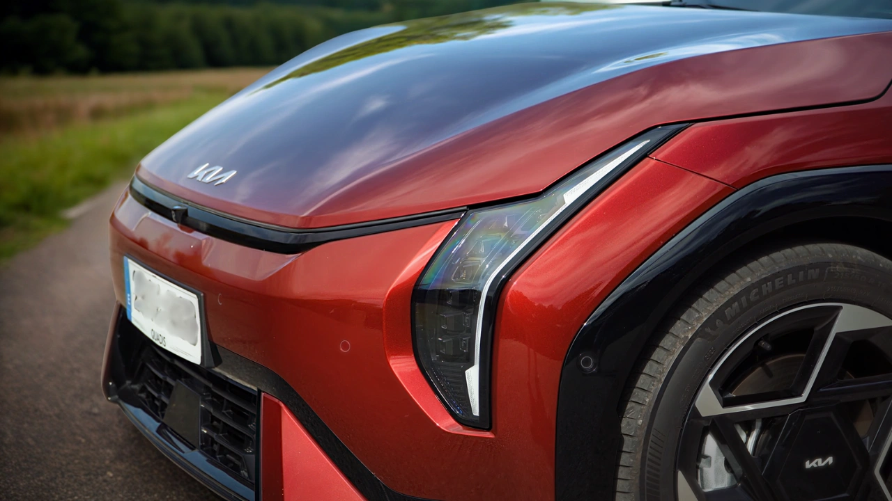 De 2026 Kia EV4 heeft een futuristisch front met kenmerkende verticale LED-koplampen en Kia's nieuwe logo