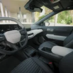 De 2026 Kia EV4 GT-Line heeft een moderne drie-schermen-indeling met panoramisch gebogen display, tweekleurig interieur en hoogwaardige materialen