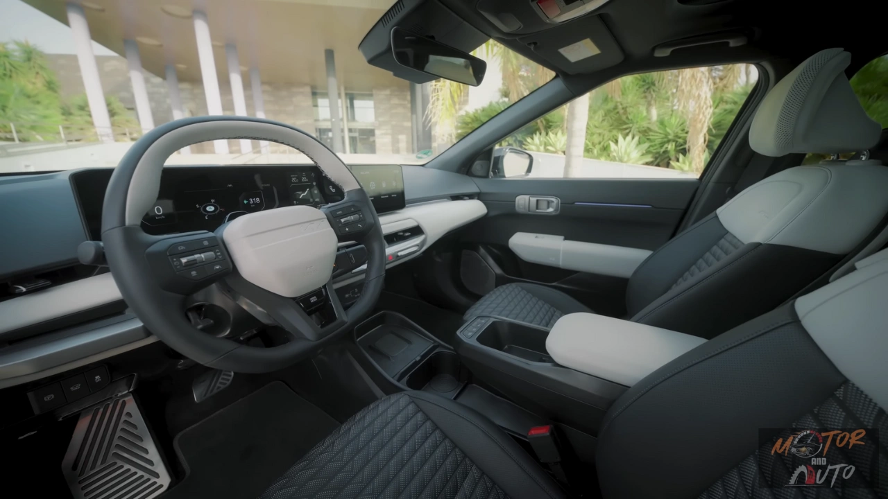 De 2026 Kia EV4 GT-Line heeft een moderne drie-schermen-indeling met panoramisch gebogen display, tweekleurig interieur en hoogwaardige materialen