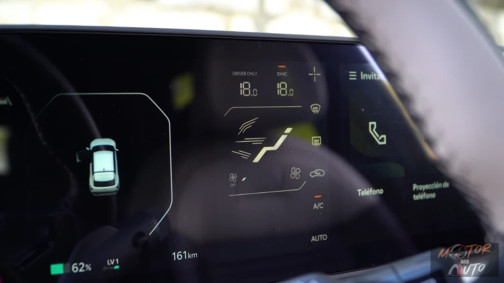 Het middenscherm van de 2026 Kia EV4 biedt intuïtieve klimaatregeling met tweezones temperatuurinstellingen en stoelverwarming opties