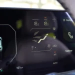 Het middenscherm van de 2026 Kia EV4 biedt intuïtieve klimaatregeling met tweezones temperatuurinstellingen en stoelverwarming opties