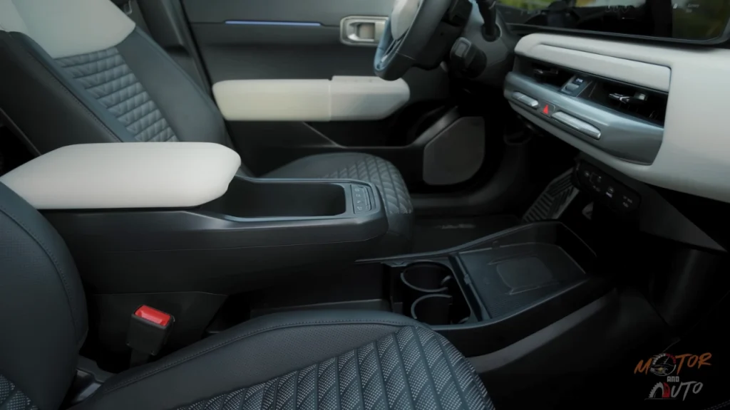 De 2026 Kia EV4 heeft een praktische zwevende middenconsole met draadloos opladen, bekerhouders en voldoende opbergruimte