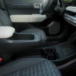 De 2026 Kia EV4 heeft een praktische zwevende middenconsole met draadloos opladen, bekerhouders en voldoende opbergruimte