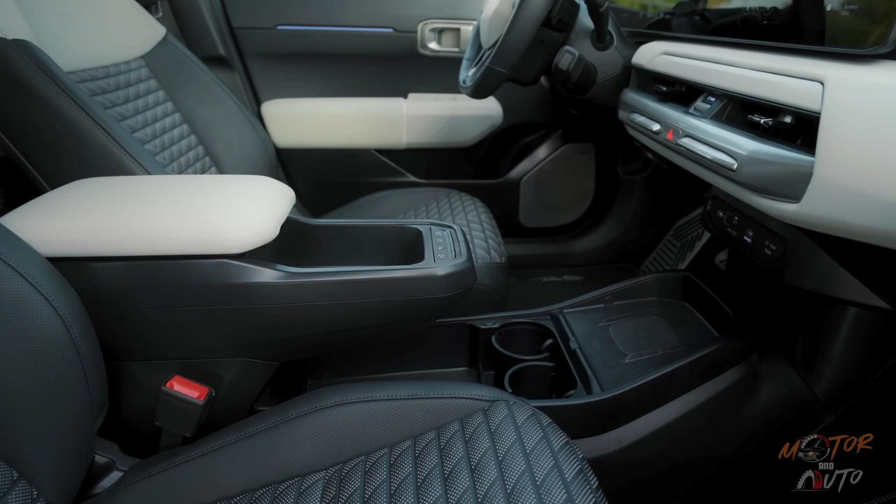 De 2026 Kia EV4 heeft een praktische zwevende middenconsole met draadloos opladen, bekerhouders en voldoende opbergruimte