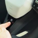 De 2026 Kia EV4 heeft een handig geplaatste rijmodus kiezer knop onder het stuurwiel nabij de airbag