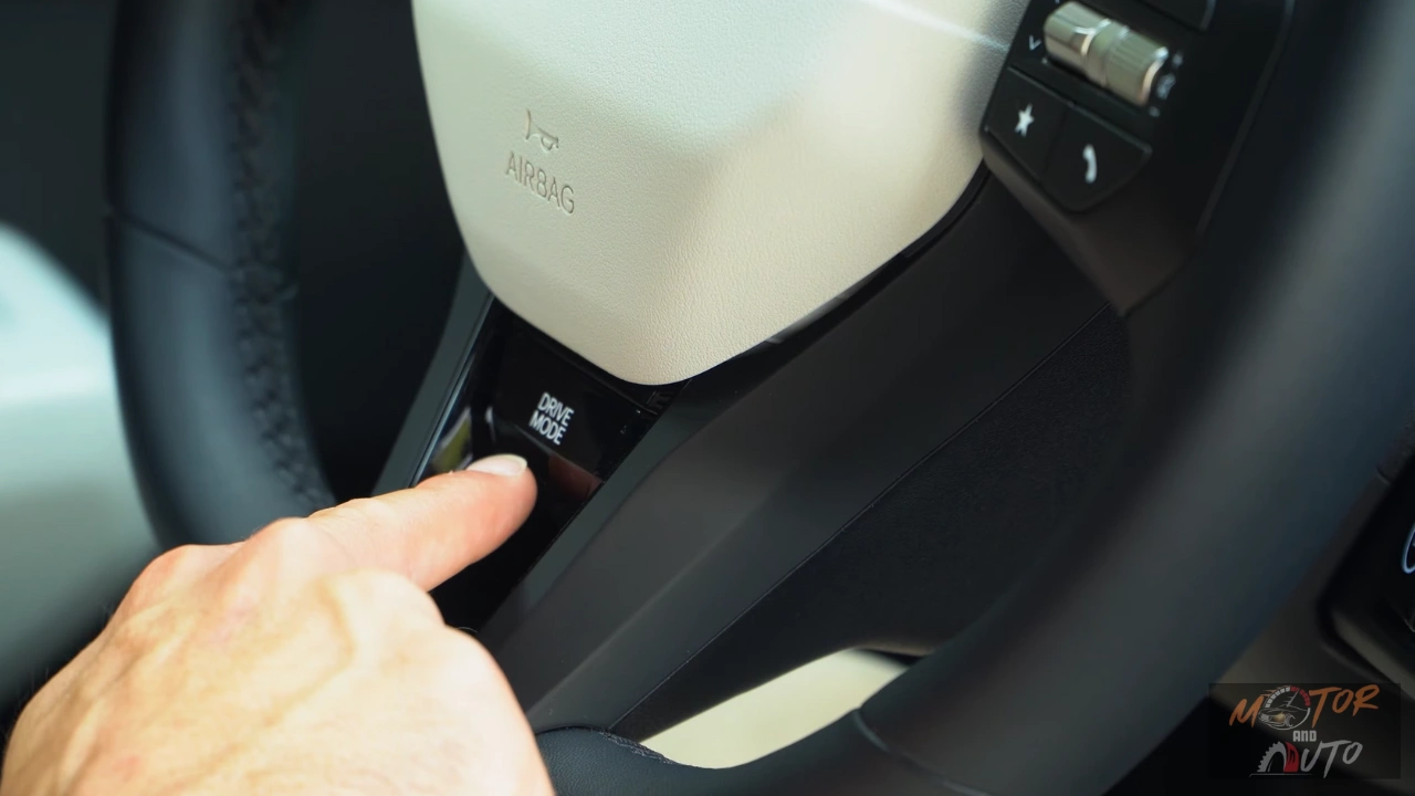 De 2026 Kia EV4 heeft een handig geplaatste rijmodus kiezer knop onder het stuurwiel nabij de airbag