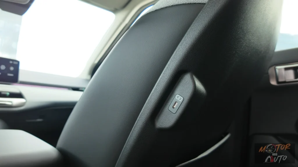 2026 Kia EV4 USB-C-poort achterin geïntegreerd in de voorstoelen