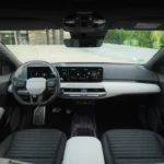 De 2026 Kia EV4 toont een ruim, modern interieur met panoramische displays, tweekleurig ontwerp en hoogwaardige afwerking