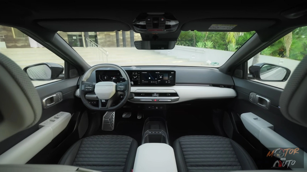 De 2026 Kia EV4 toont een ruim, modern interieur met panoramische displays, tweekleurig ontwerp en hoogwaardige afwerking