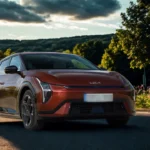 De 2026 Kia EV4 GT-Line toont zijn moderne elektrische crossover-ontwerp met gedurfde uitstraling en aerodynamisch profiel