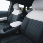 De 2026 Kia EV4 GT-Line biedt comfortabele voorstoelen met tweekleurige bekleding, elektrische verstelling en verwarmde stoelen