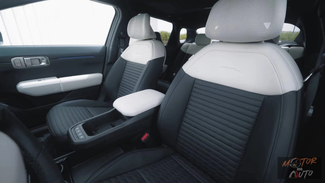 De 2026 Kia EV4 GT-Line biedt comfortabele voorstoelen met tweekleurige bekleding, elektrische verstelling en verwarmde stoelen