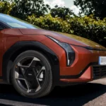 De 2026 Kia EV4 GT-Line heeft kenmerkende 19-inch lichtmetalen velgen met aerodynamisch ontwerp en contrasterende zwarte spatbordbekledingen