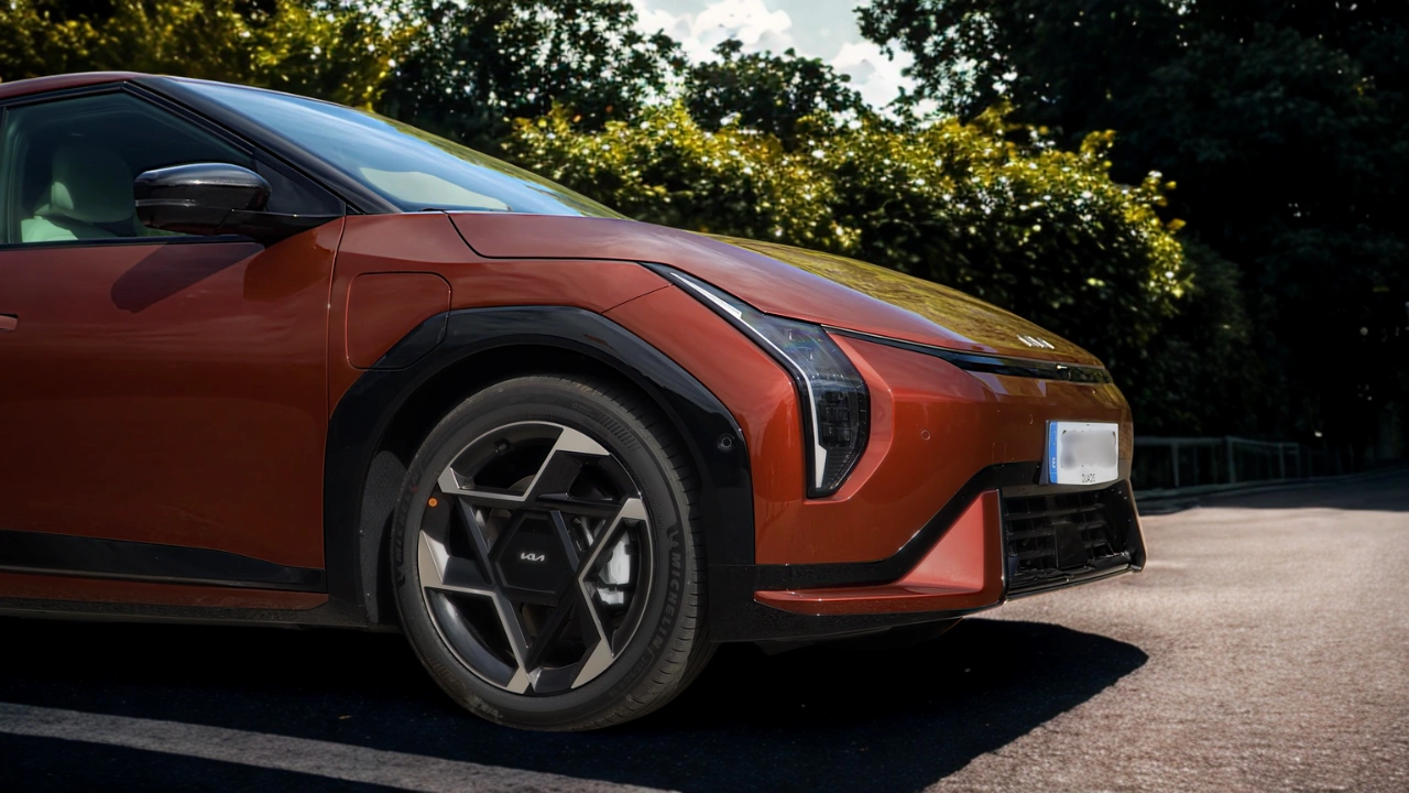 De 2026 Kia EV4 GT-Line heeft kenmerkende 19-inch lichtmetalen velgen met aerodynamisch ontwerp en contrasterende zwarte spatbordbekledingen