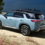 2026 Nissan Pathfinder Platinum - Achteraanzicht Driekwart aan het Meer