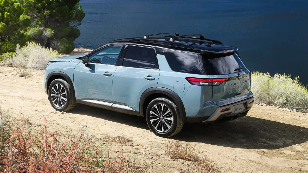 2026 Nissan Pathfinder Platinum - Achteraanzicht Driekwart aan het Meer
