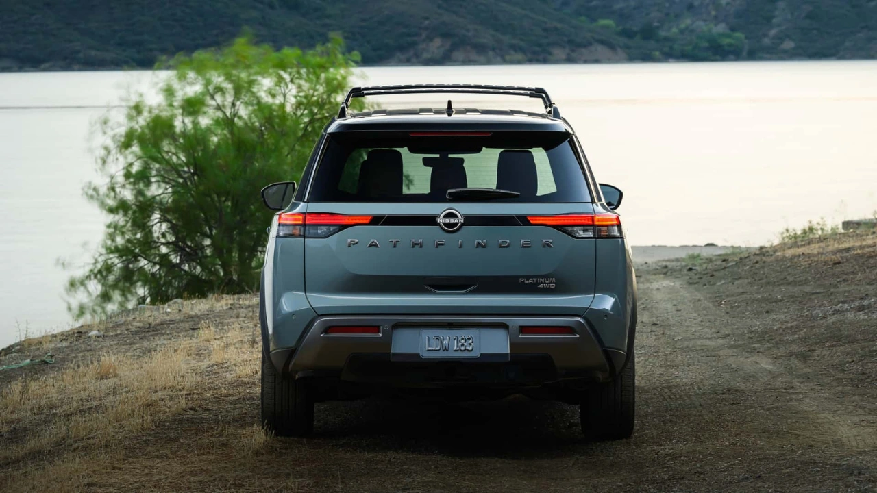 2026 Nissan Pathfinder Platinum - Achterontwerp met Elektrische Achterklep