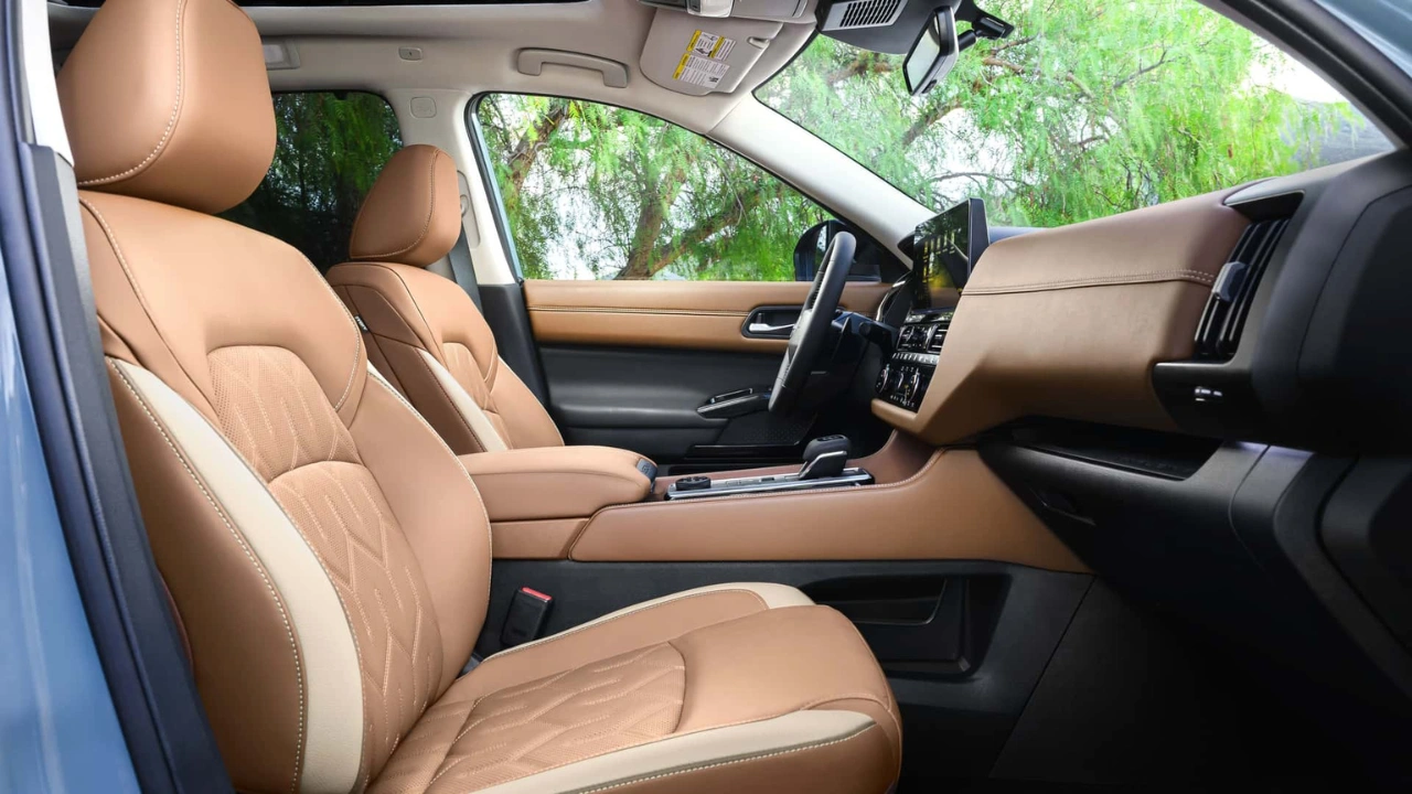 2026 Nissan Pathfinder Platinum - Premium Voorinterieur met Gewatteerde Stoelen