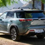 2026 Nissan Pathfinder Platinum - Volledig Achteraanzicht met Dakuitrusting